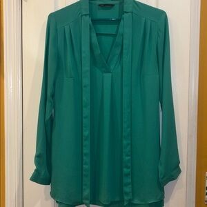 M&S BRAND FROM UK EMERALD GREEN BLOUSE WITH V NECK TWO TIES AT NECKLINE SIZE MED